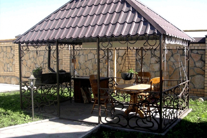 Кованая беседка для дачи с зоной мангала