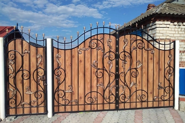 Ворота ковка дерево