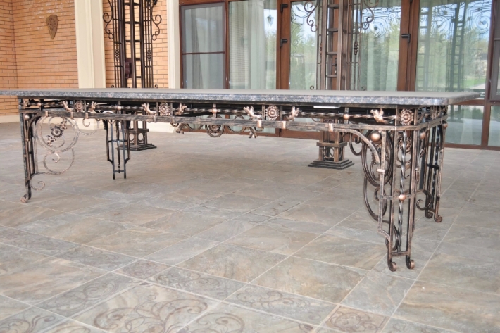 Большой стол для дачи уличный кованый