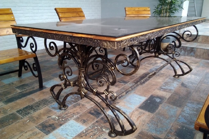 Кованый уличный стол для террасы