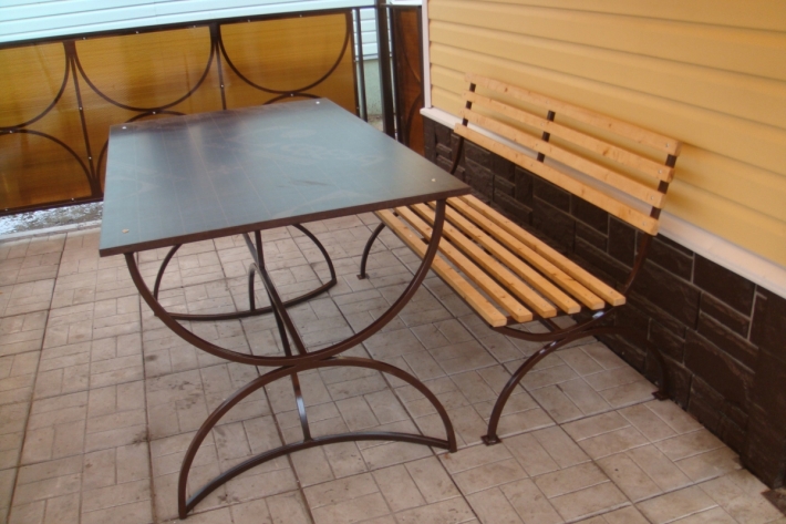 Кованые простые стол и скамейка