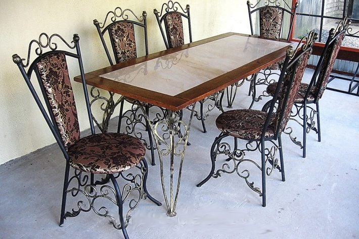 Красивые кованые стол и стулья