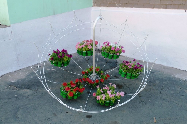 Кованая цветочница улицы