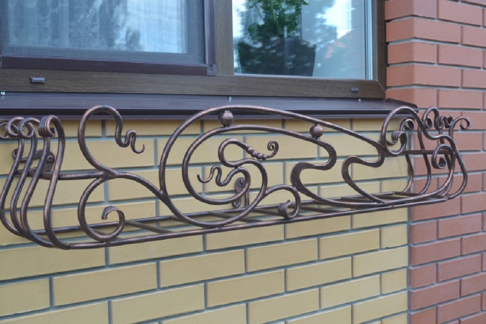 Кованая цветочница на балкон