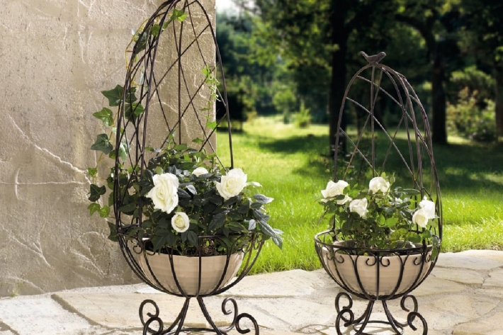 Вазоны кованые уличные