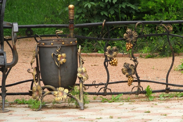 Уличная кованая урна