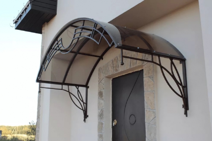 Кованый подвесной козырек над крыльцом